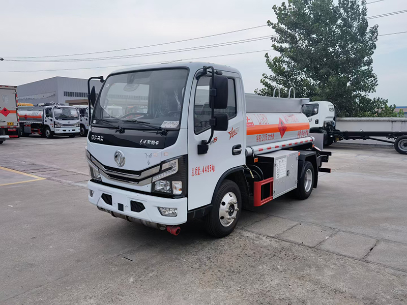 東風(fēng)小藍(lán)牌2噸運(yùn)油車(chē)